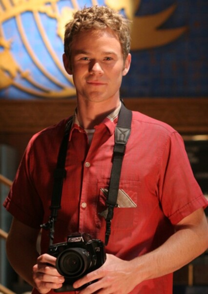 Aaron Ashmore photo