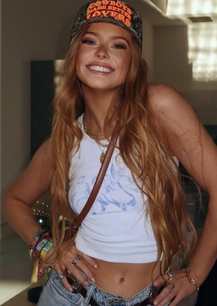 Abigail Cowen photo