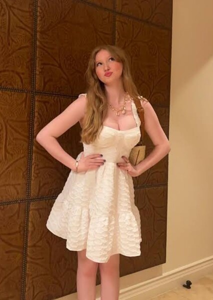 Abigail Zoe Lewis photo