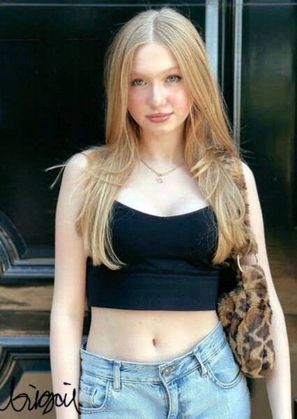 Abigail Zoe Lewis photo