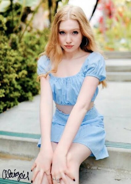 Abigail Zoe Lewis photo