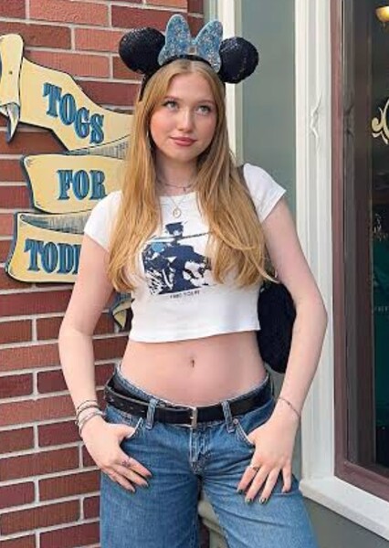 Abigail Zoe Lewis photo