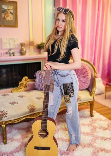 Abigail Zoe Lewis photo