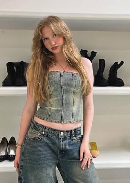 Abigail Zoe Lewis photo
