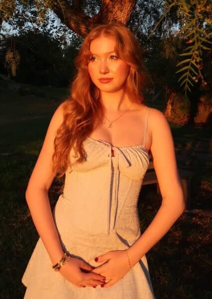 Abigail Zoe Lewis photo