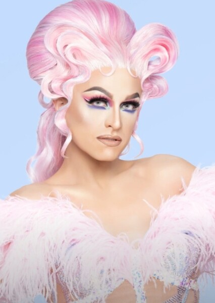 Adriana (Drag Queen)