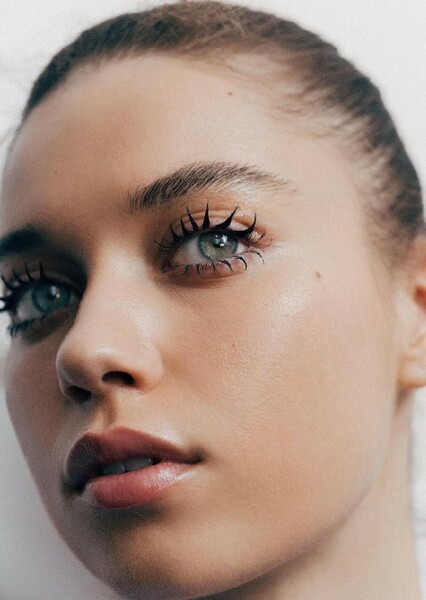 Afra Saraçoğlu photo