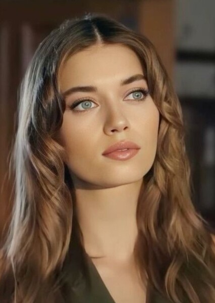 Afra Saraçoğlu photo
