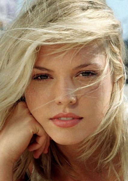 Agnes Bruckner photo