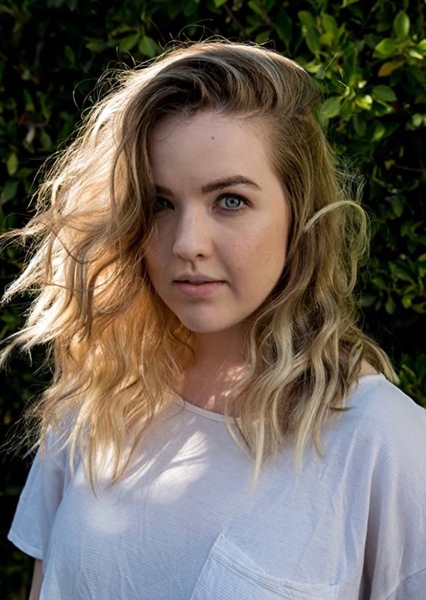 Aislinn Paul photo