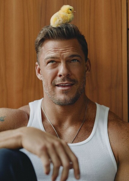 Alan Ritchson photo