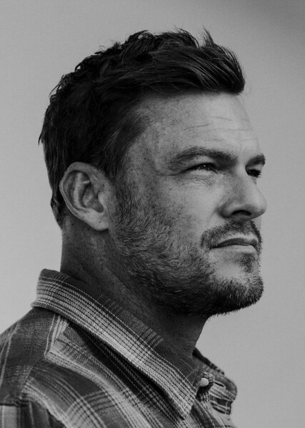 Alan Ritchson photo