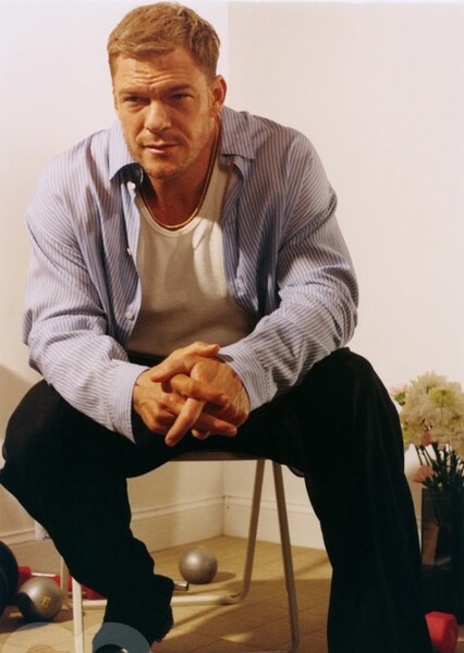 Alan Ritchson photo