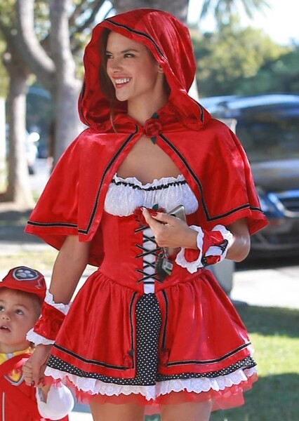 Alessandra Ambrosio photo