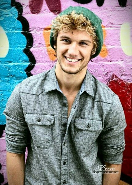 Alex Pettyfer photo