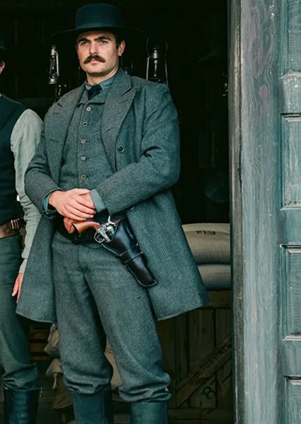 Alex Roe photo