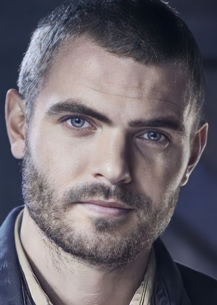 Alex Roe photo