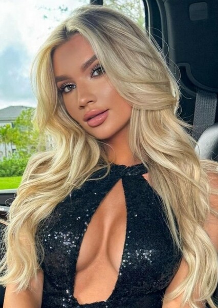 Alexa Collins photo