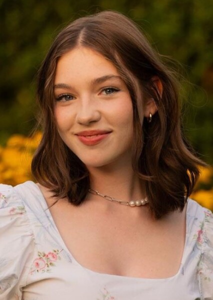 Alexa Swinton photo