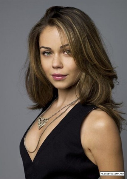 Alexis Dziena photo