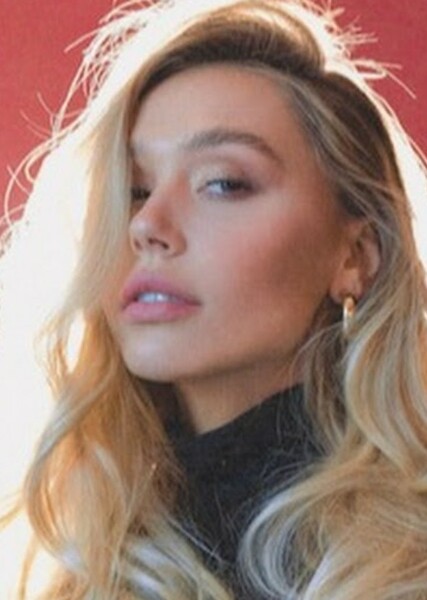 Alexis Ren photo