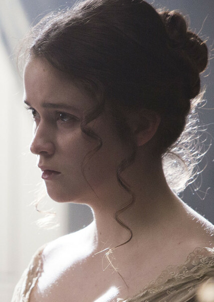 Alice Englert photo