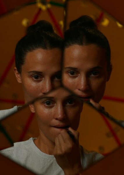 Alicia Vikander photo