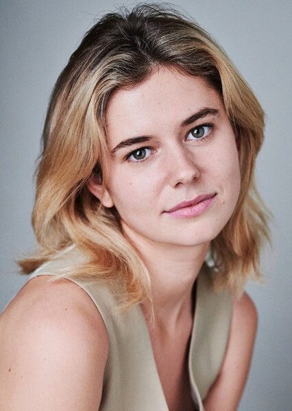 Alison Oliver photo