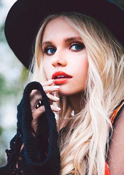 Alli Simpson photo