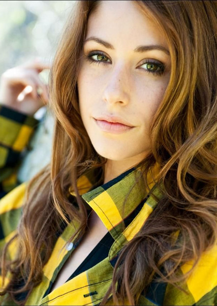 Amanda Crew photo