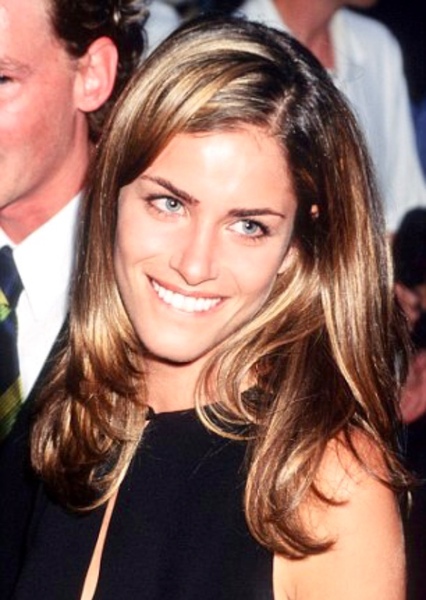 Amanda Peet photo
