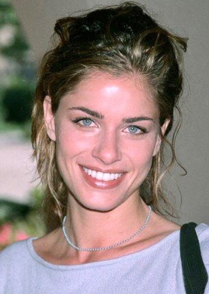 Amanda Peet photo