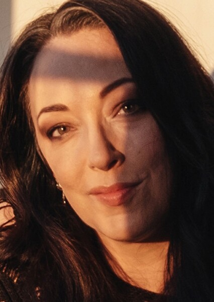Amelia Tyler as Narrator in Beauty and the Freak