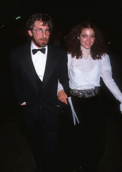 Amy Irving and Steven Spielberg as Producer in Brian De Palma's Congo (1995)