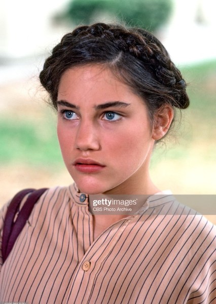Amy Linker photo