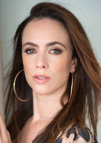 Amy Manson photo