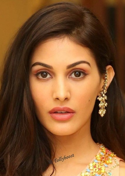 Amyra Dastur photo