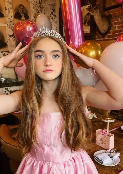 Anabelle Holloway photo