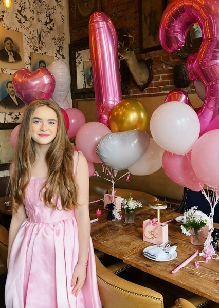 Anabelle Holloway photo