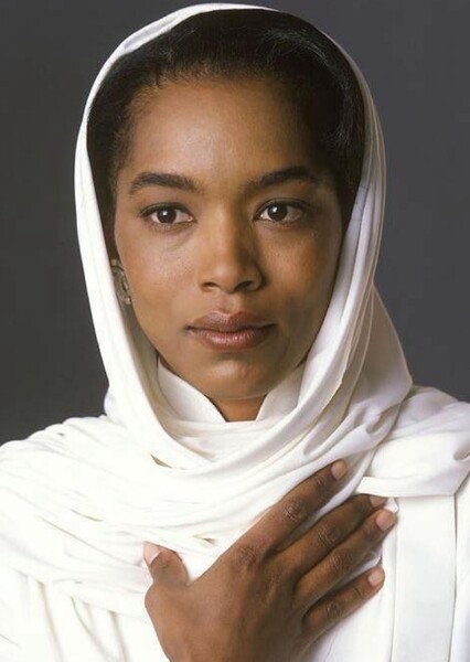 Angela Bassett photo