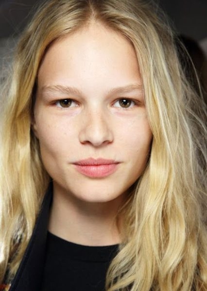 Anna Ewers