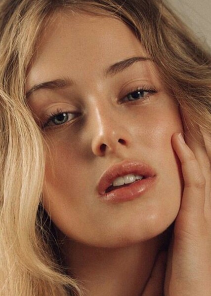 Anna van Patten photo