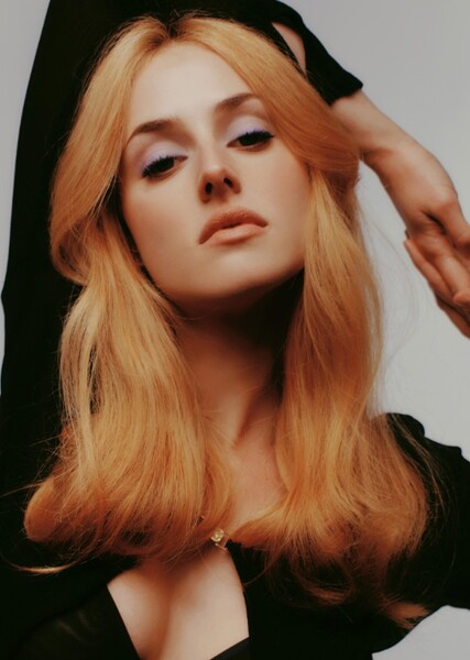 Anna van Patten photo