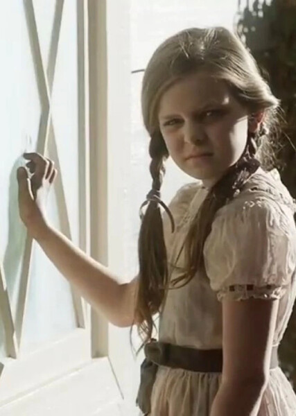 Annabelle "Bee" Mullins