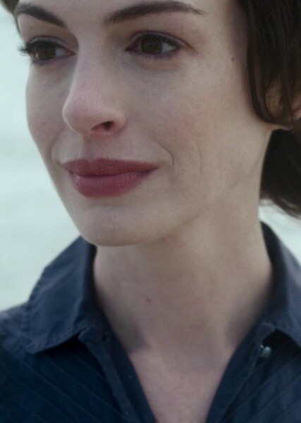 Anne Hathaway photo