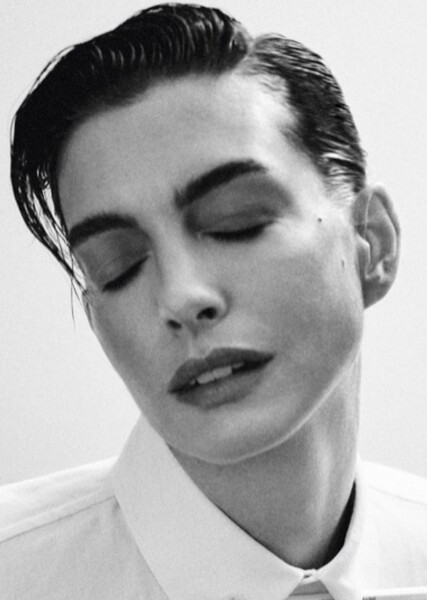 Anne Hathaway photo