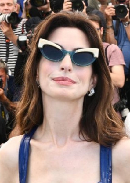 Anne Hathaway photo