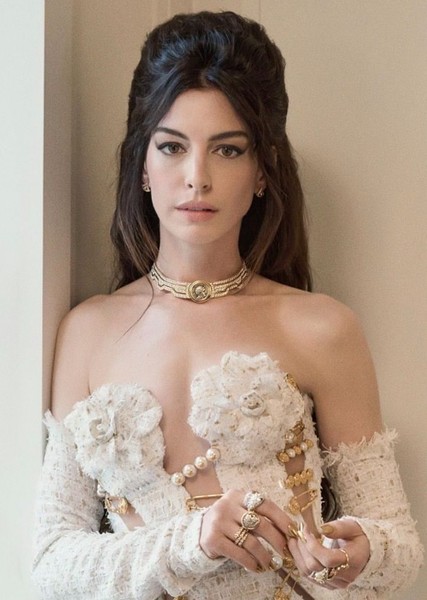 Anne Hathaway photo