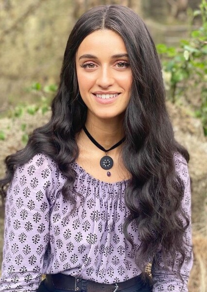 Anya Chalotra photo