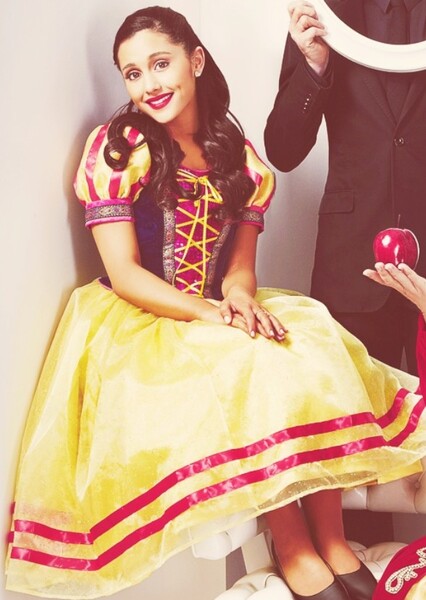Ariana Grande photo